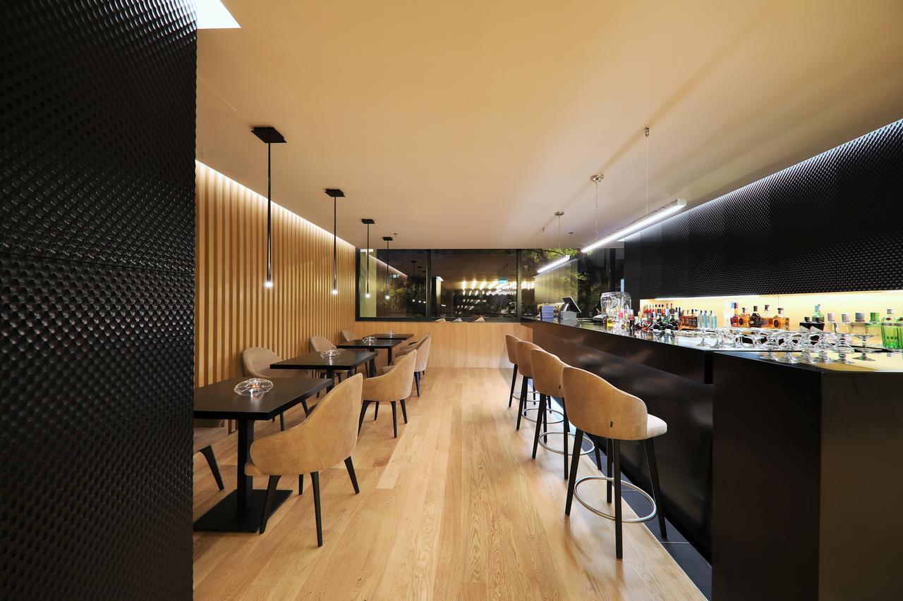Iberostar Selection Lisboa Otel Dış mekan fotoğraf The bar at the 2012-opened lounge