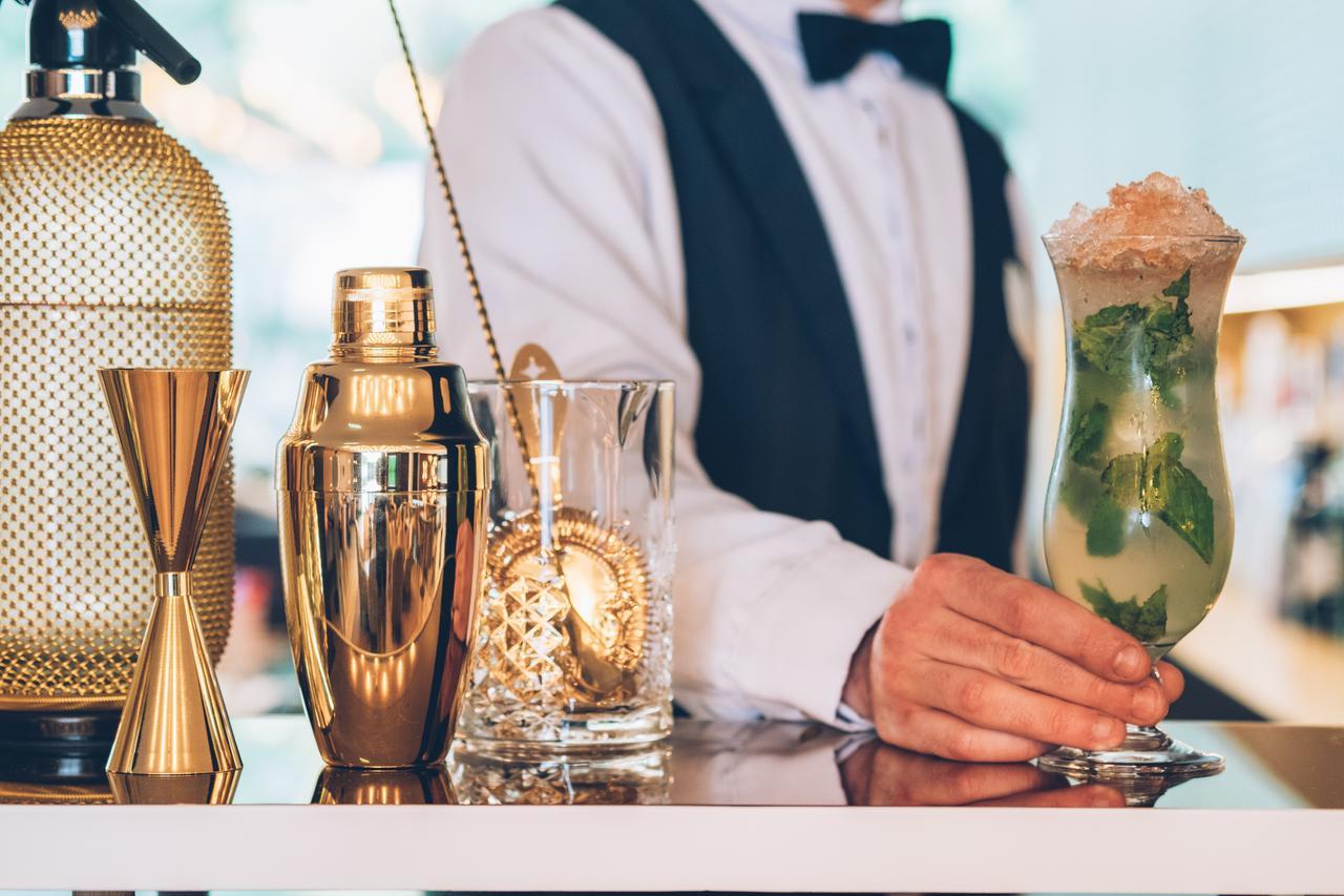 Iberostar Selection Lisboa Otel Dış mekan fotoğraf A bartender at work