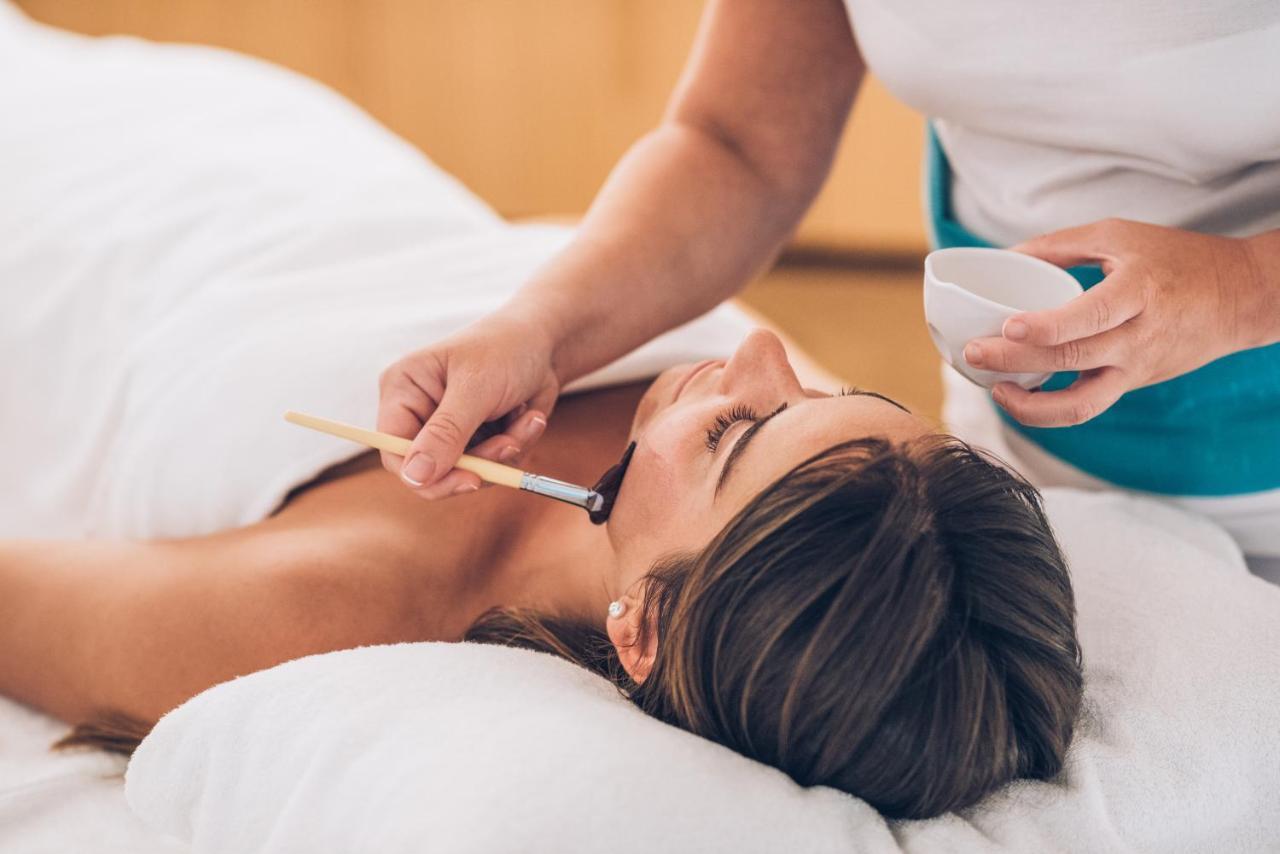 Iberostar Selection Lisboa Otel Dış mekan fotoğraf A woman receiving a facial treatment