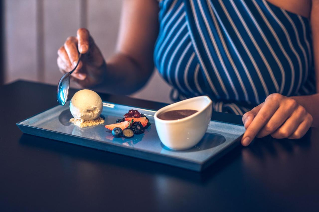 Iberostar Selection Lisboa Otel Dış mekan fotoğraf A woman eating dessert