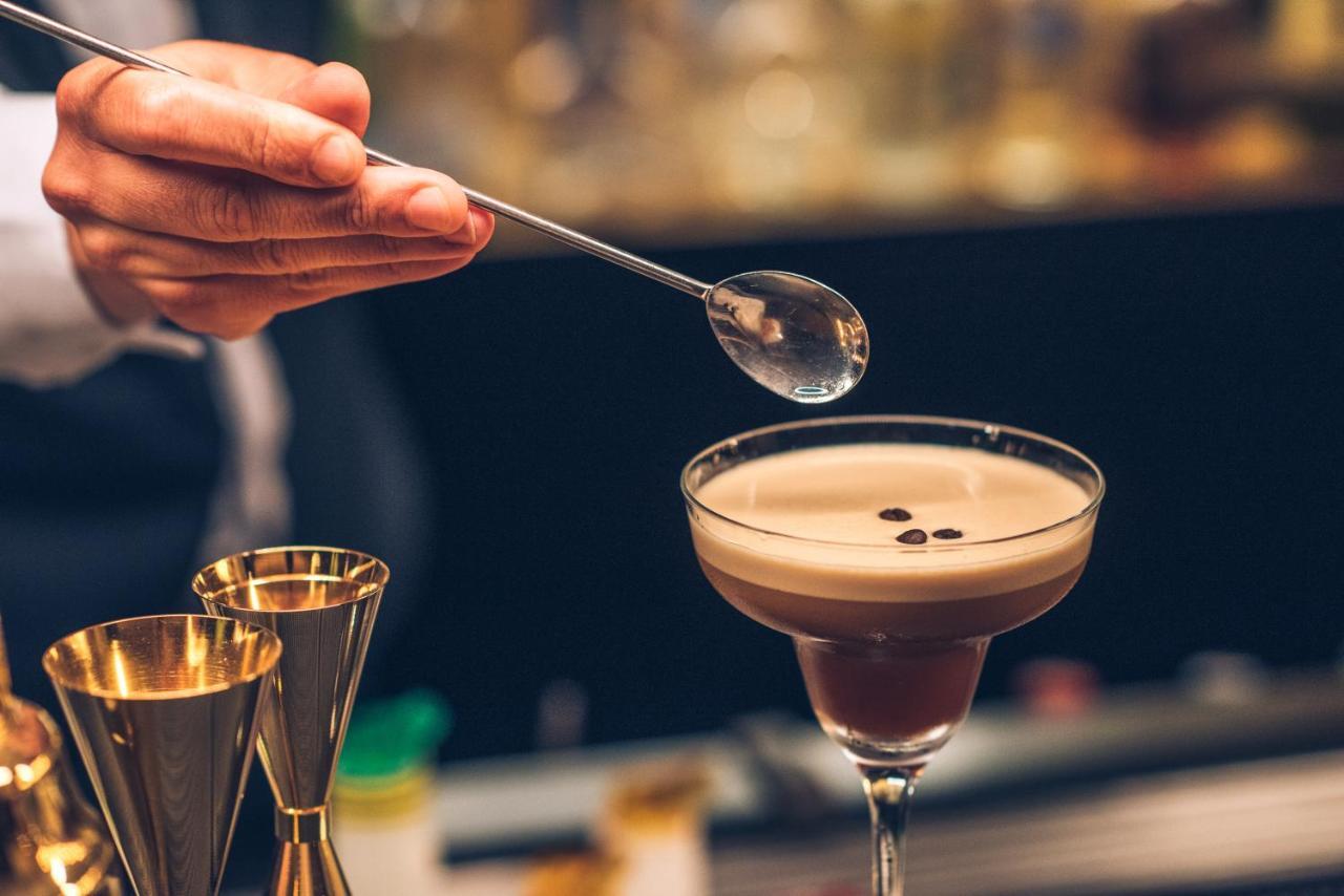 Iberostar Selection Lisboa Otel Dış mekan fotoğraf A bartender adding a cherry to a chocolate martini